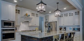 Jaki odstęp między blatem a szafkami?