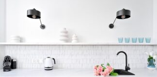 kącik kawowy w kuchni mozaika eclair paris marble raw decor na ścianie