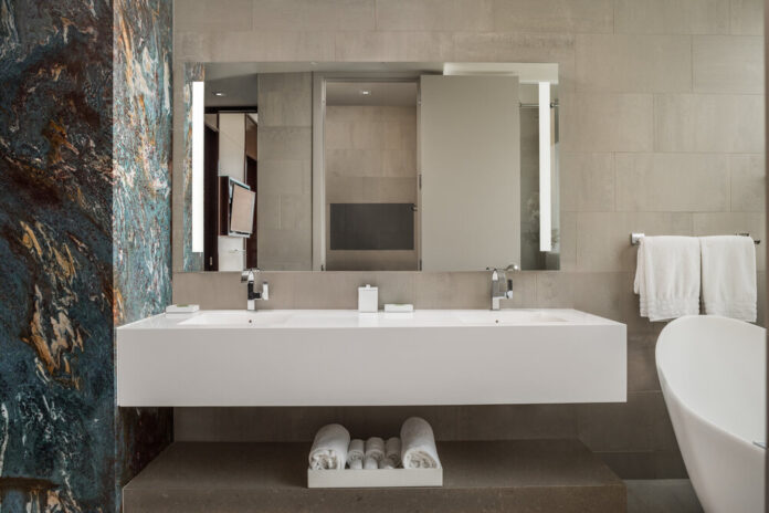 Lustro łazienkowe z półką