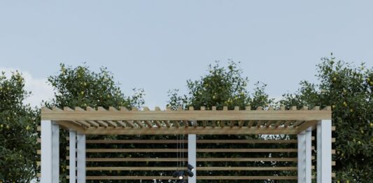 Przesuwne ściany szklane w pergoli – sposób na ochronę tarasu przed wiatrem i deszczem System przesuwny do pergoli Warszawa