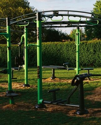 Czym różni się outdoor fitness od street workout i jak połączyć obie strefy? siłownia