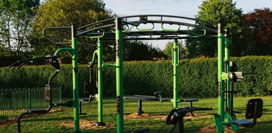 Czym różni się outdoor fitness od street workout i jak połączyć obie strefy? siłownia